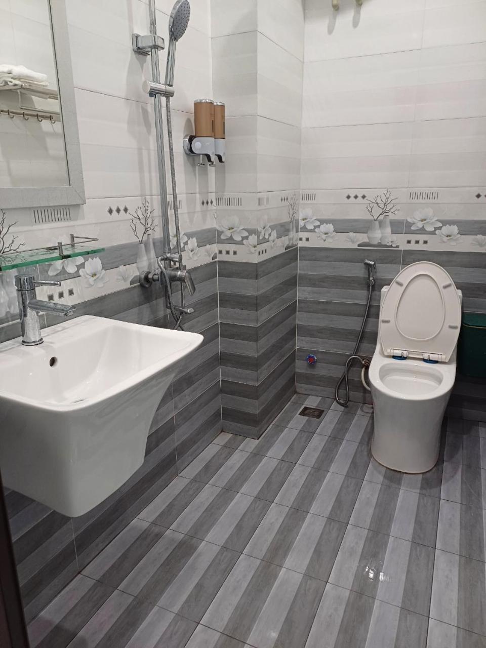 Hotel Hoa Ban Ha Noi Hanoi Buitenkant foto